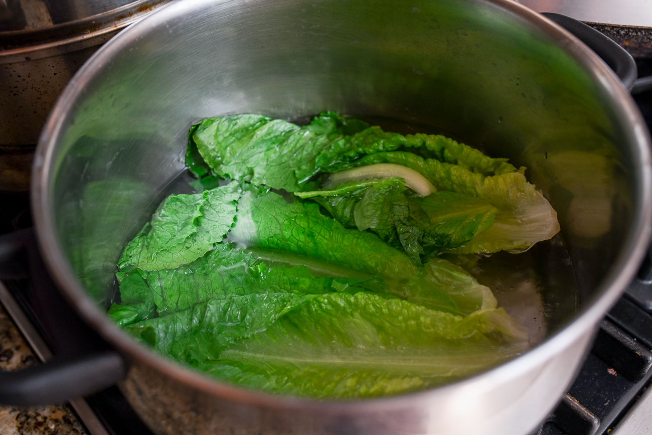 Blanching lettuce in water with oil