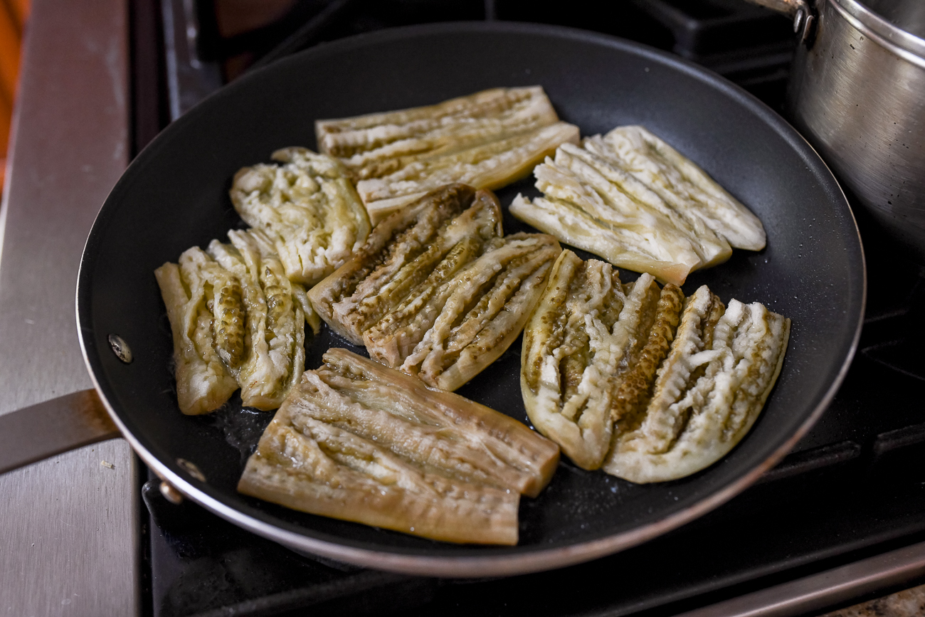 Pan-frying steamed eggplant pieces
