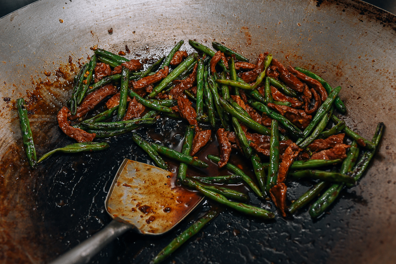 Stir-frying green beans and beef