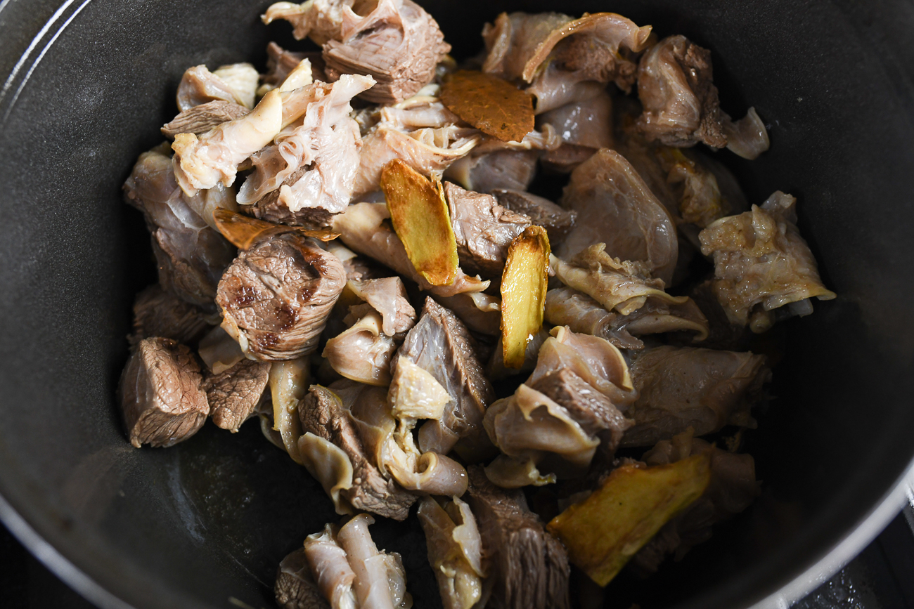 Browning beef in pot with aromatics