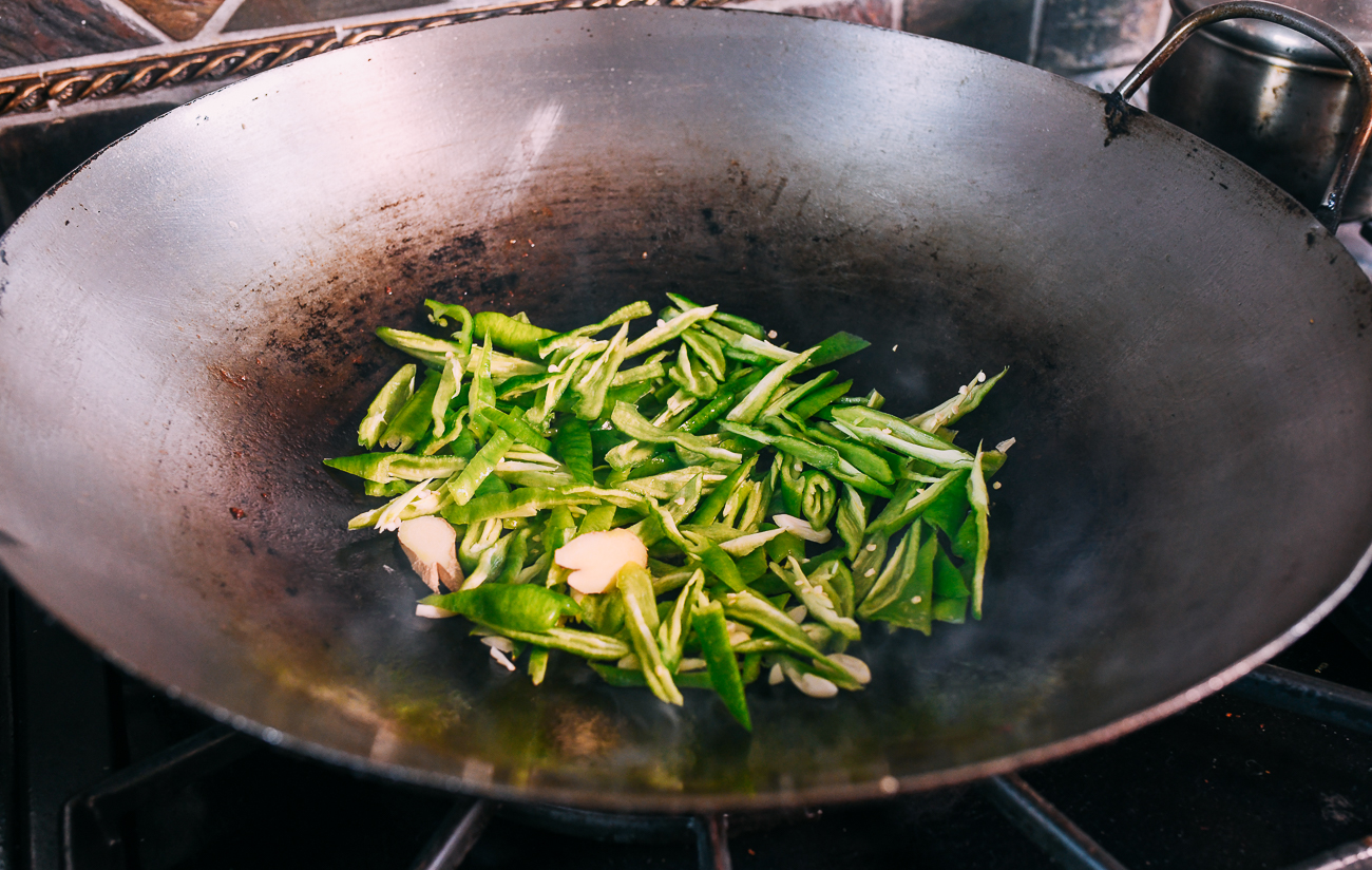 Green peppers, ginger, and garlic in wok