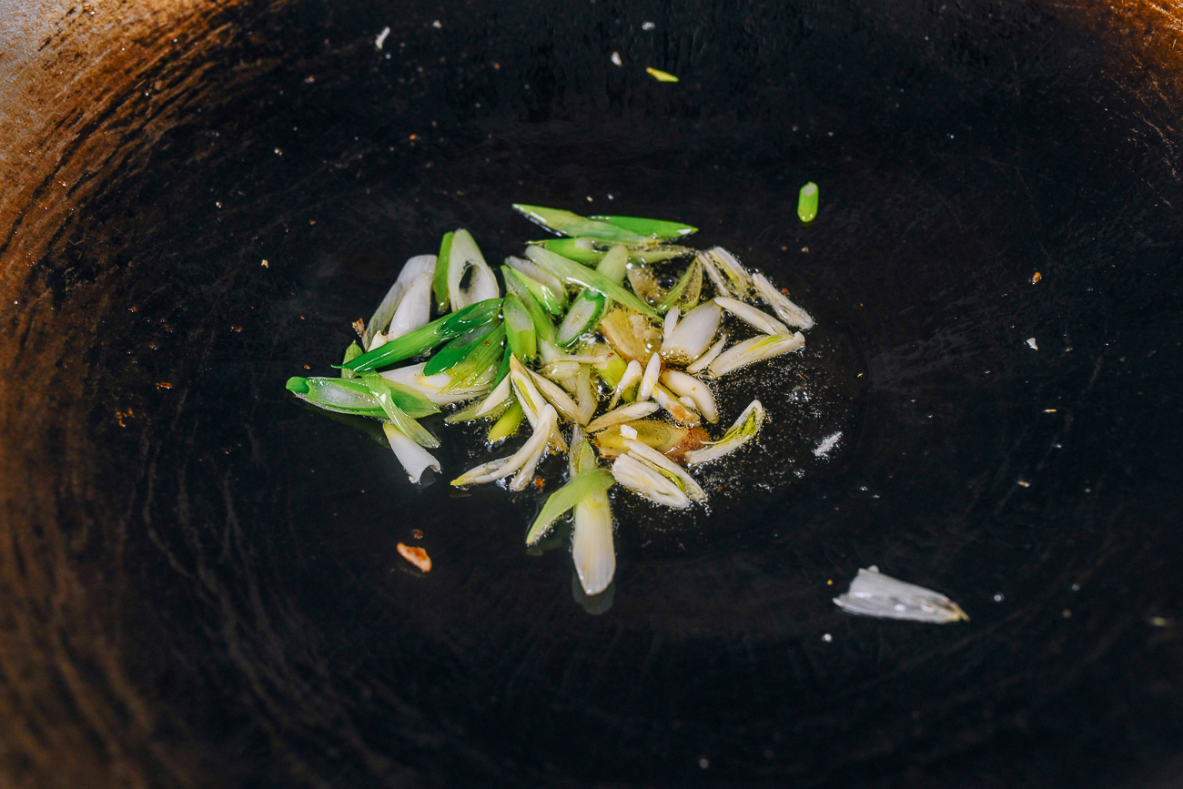 Garlic, ginger and scallions in wok