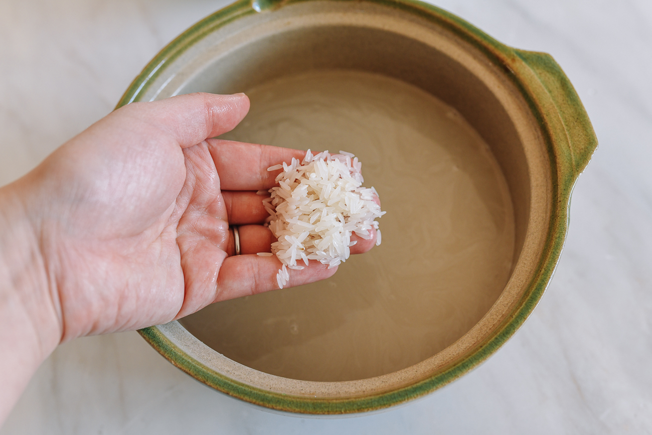Remojar arroz blanco en cazuela de barro