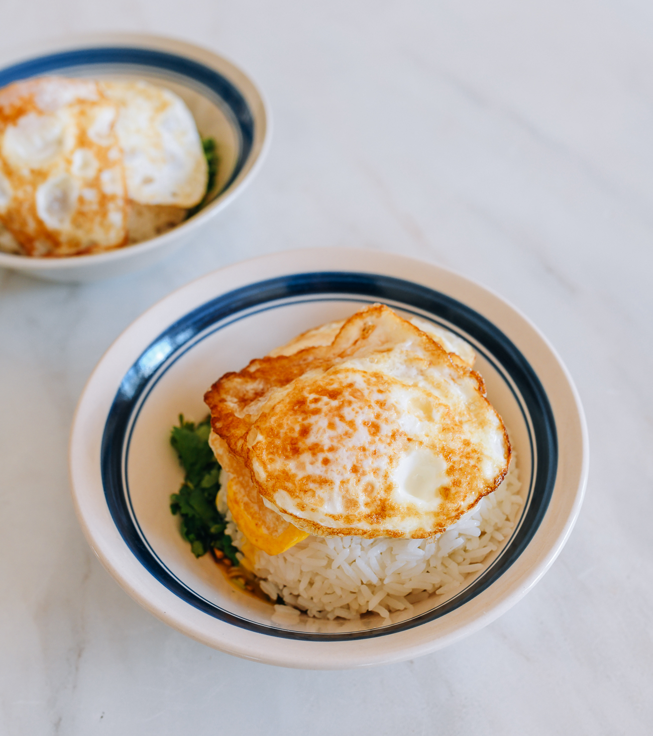 Huevo frito encima de arroz