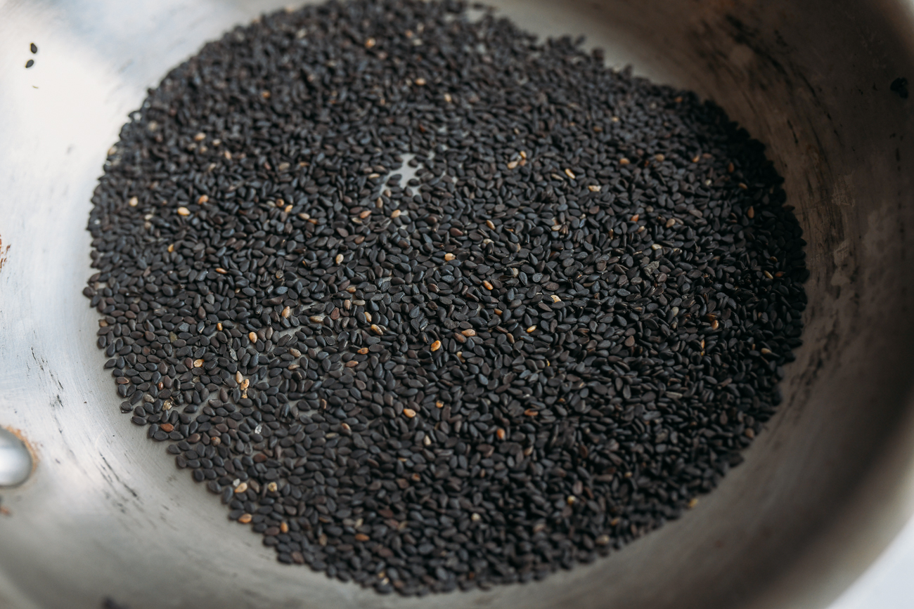 Toasting black sesame seeds in dry pan