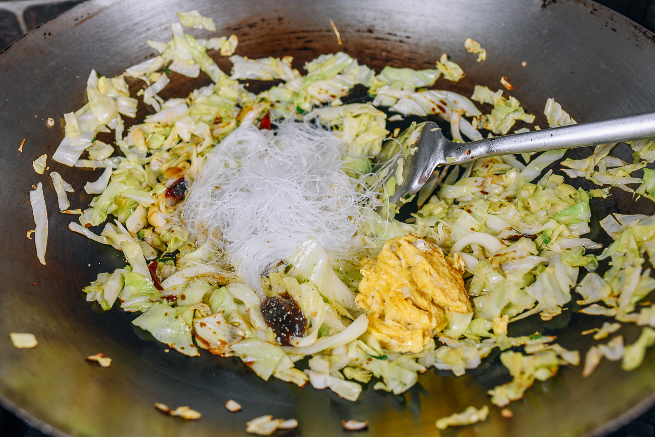 Stir-frying cabbage with noodles and eggs