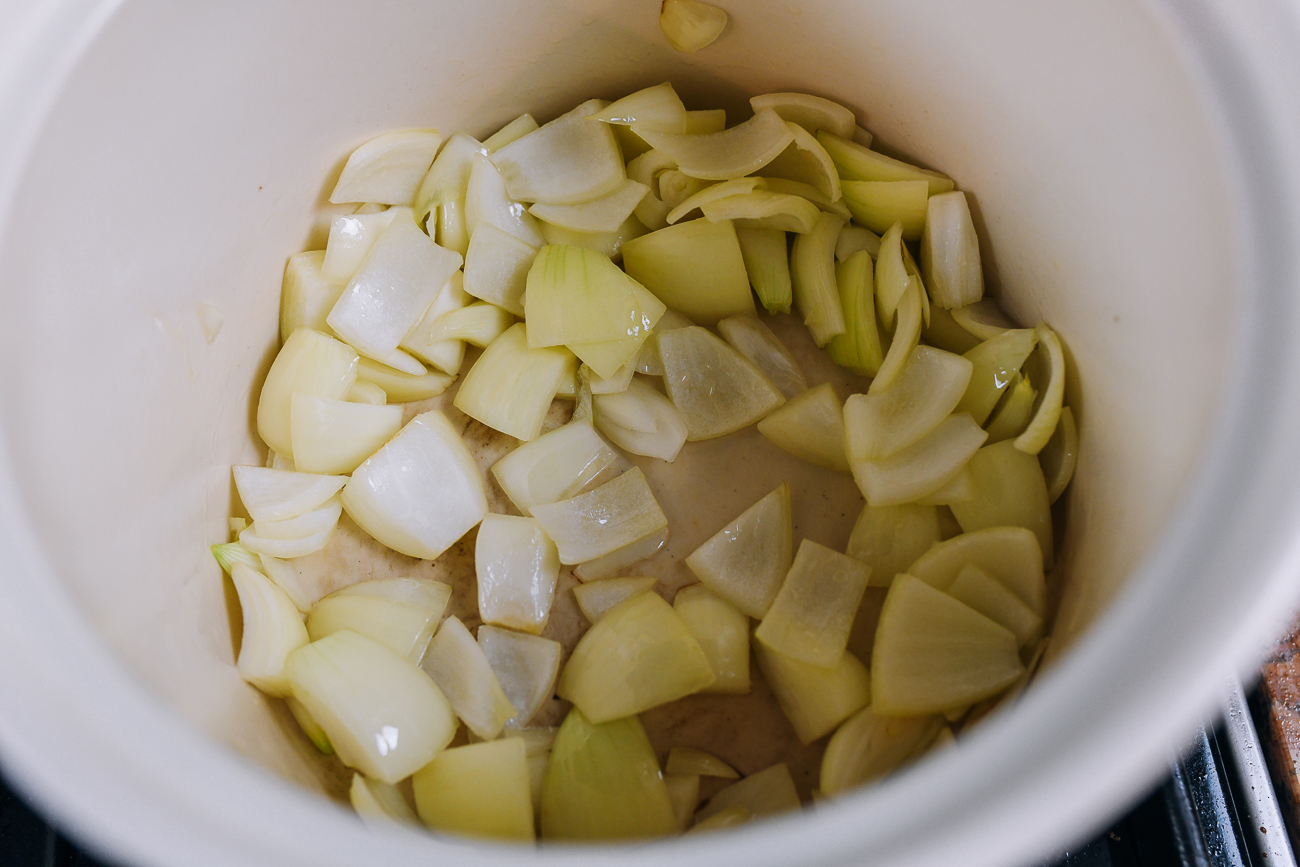 cocinar gajos de cebolla en una olla