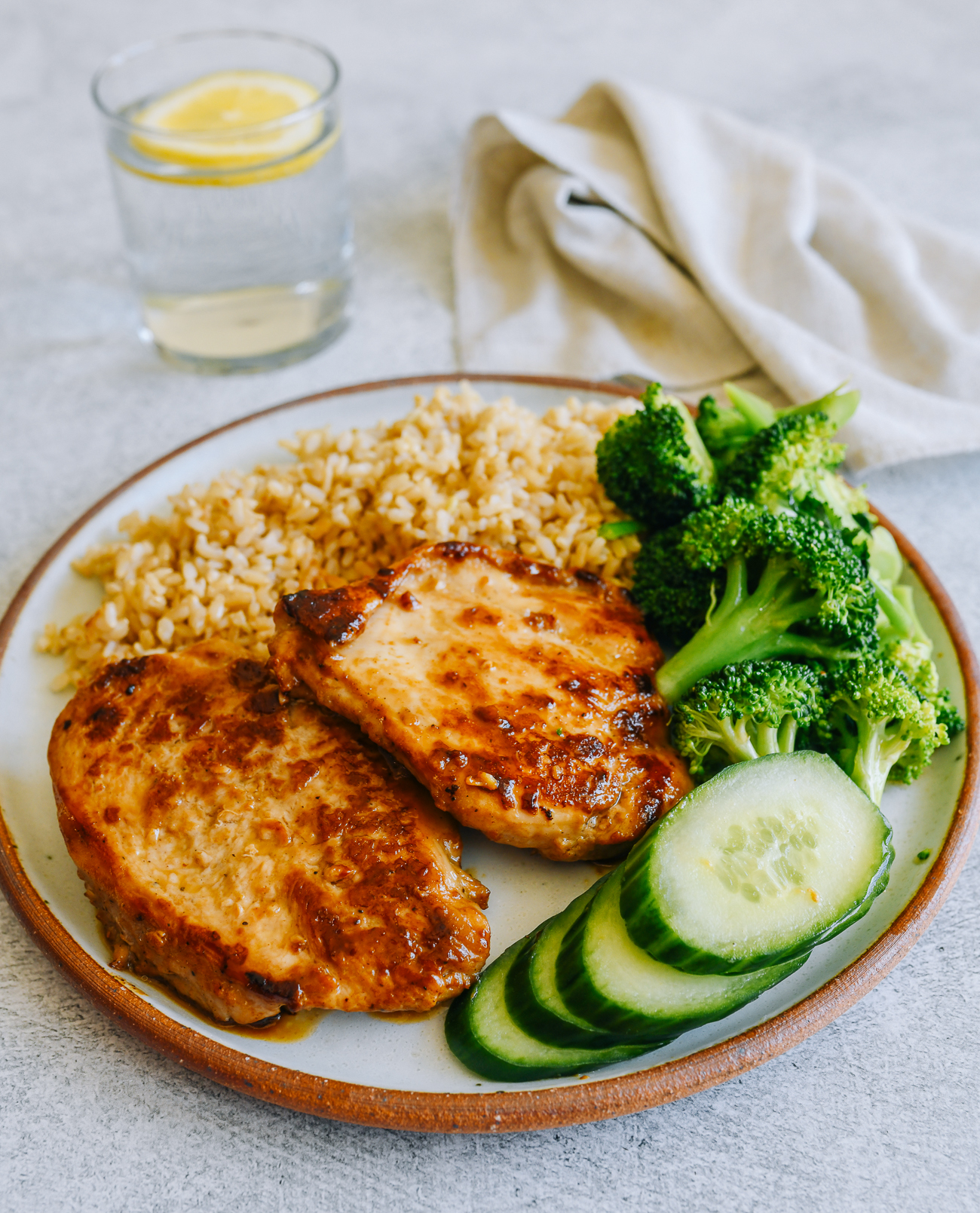 Pan-fried chicken breast with brown rice and broccoli