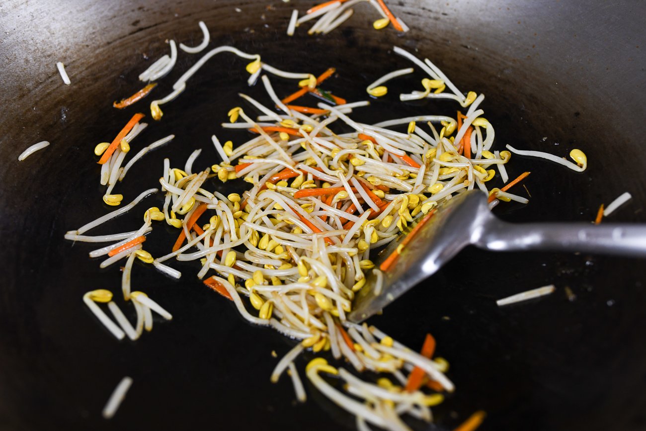 stir-frying bean sprouts with carrots