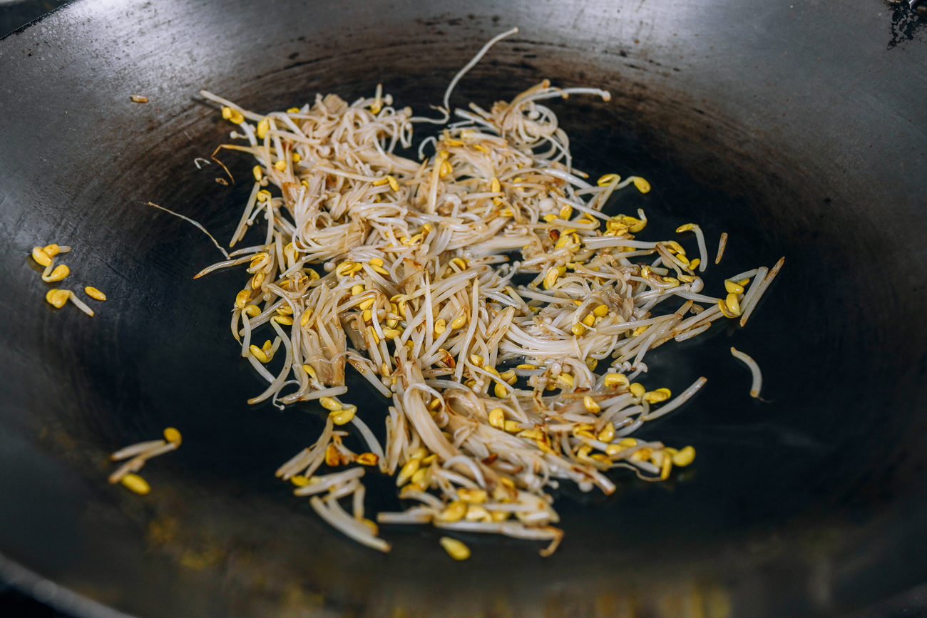 stir-fried enoki mushrooms and soybean sprouts
