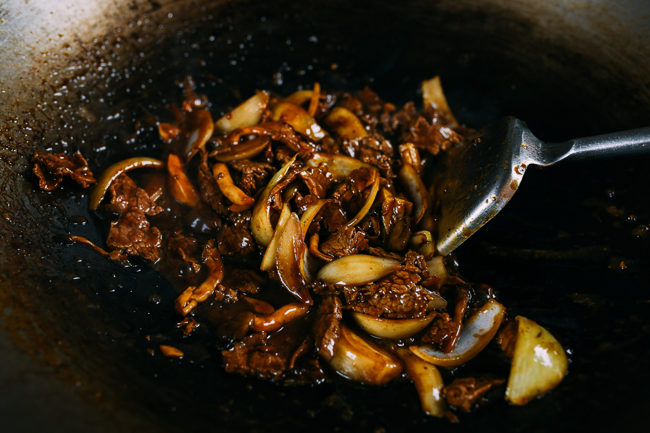 stir-frying beef with onion and mushrooms