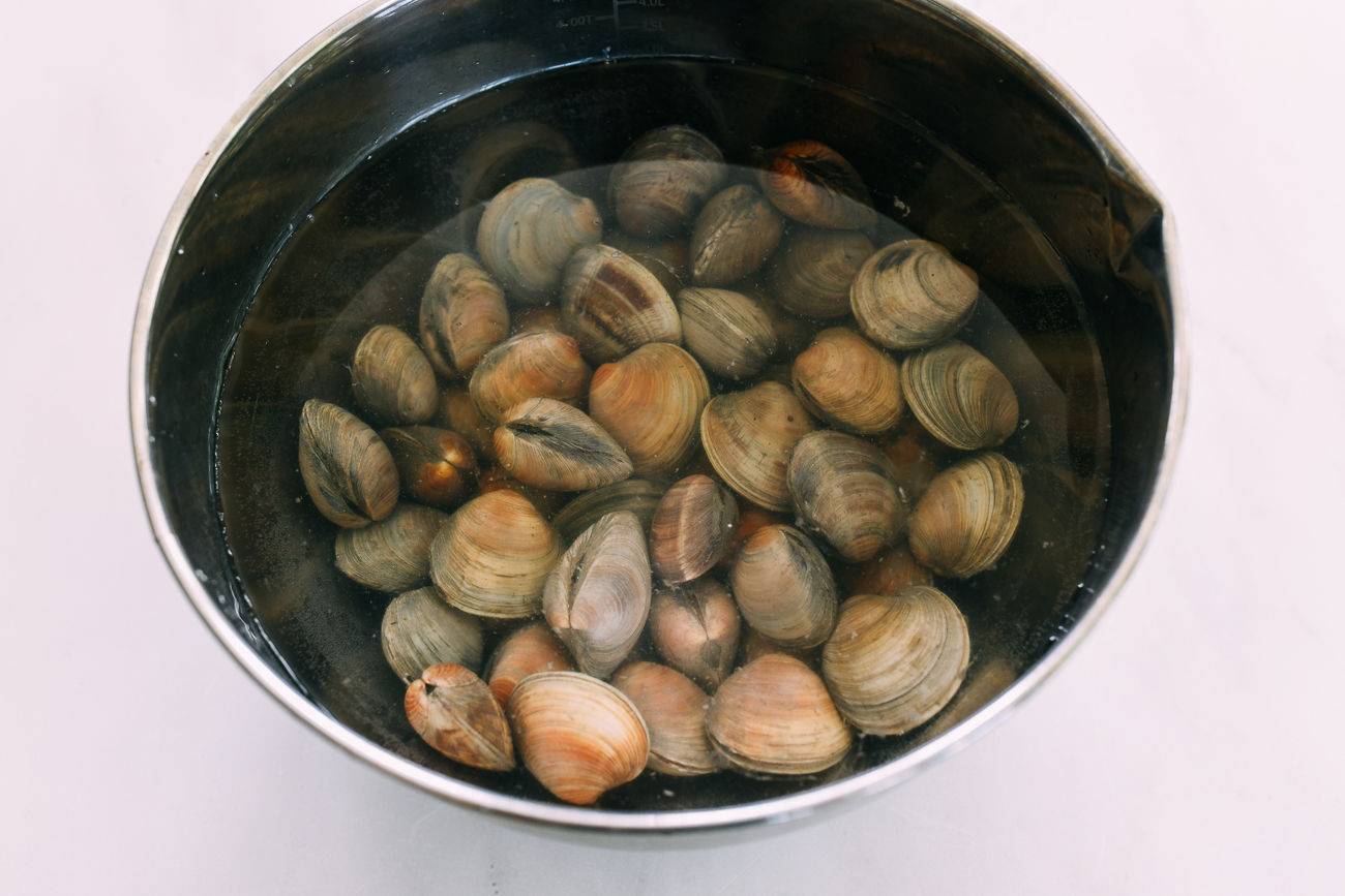 clams soaking in salt water