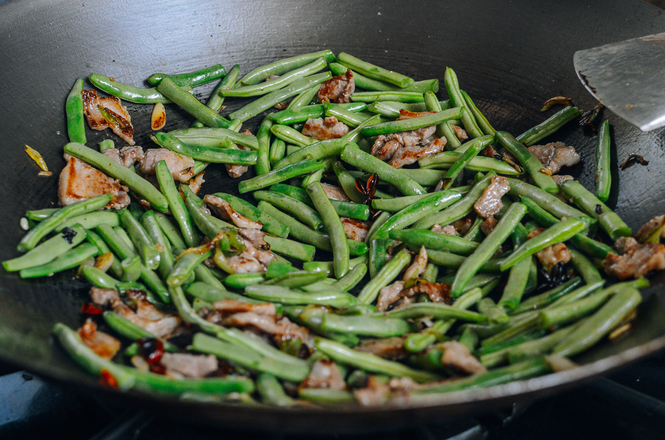 green beans in wok with pork belly
