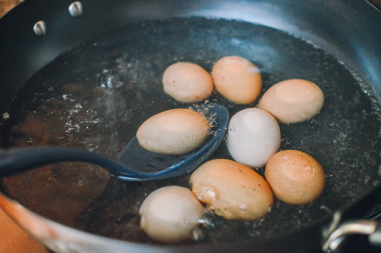 hard boiling eggs in water