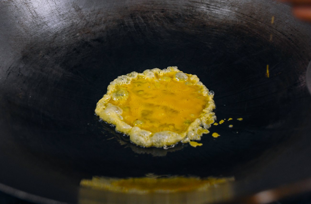 cooking eggs in wok
