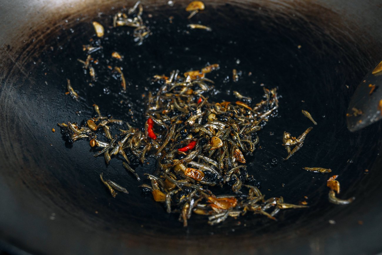 stir-frying dried anchovies