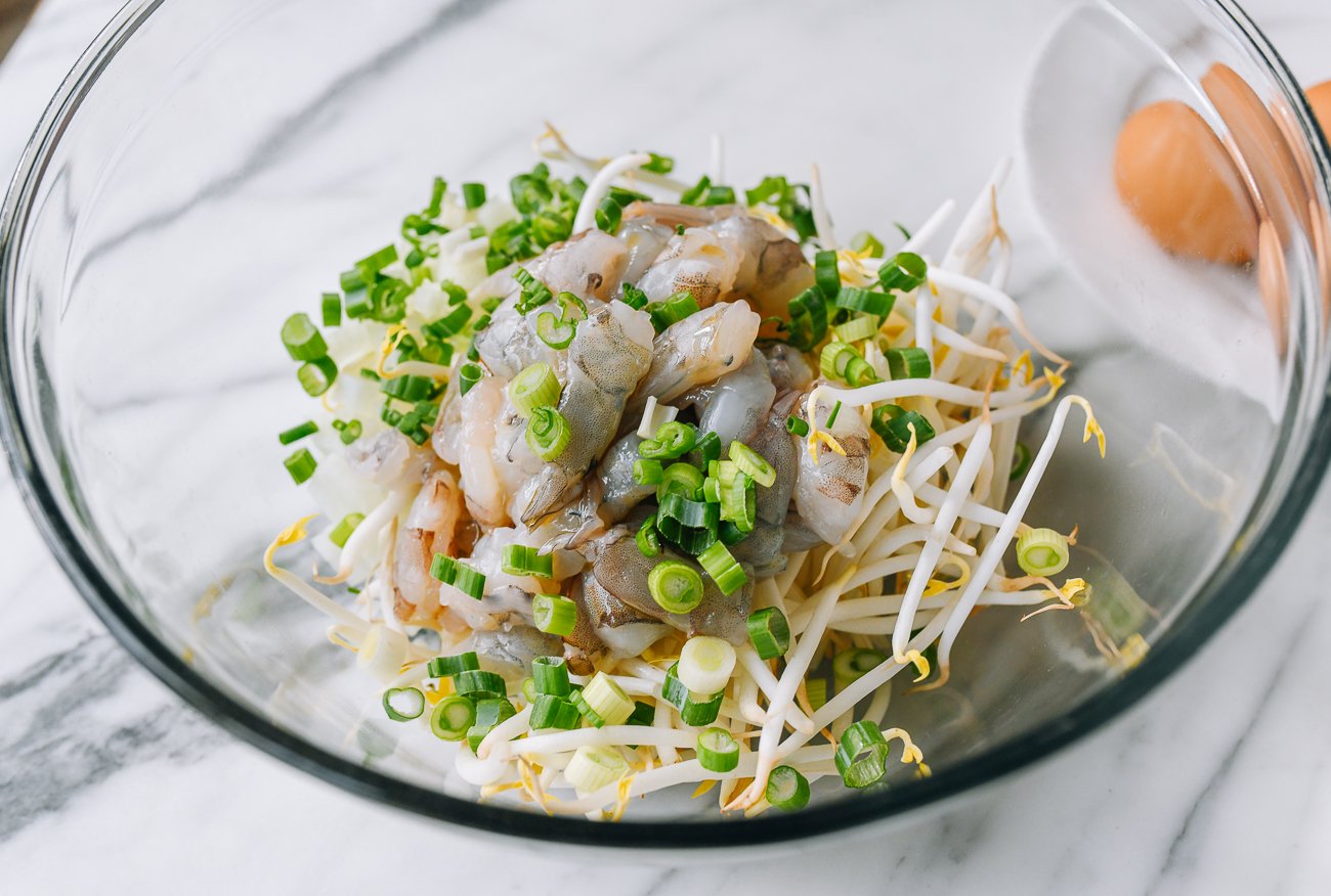 shrimp, bean sprouts, scallions, onion, in glass mixing bowl
