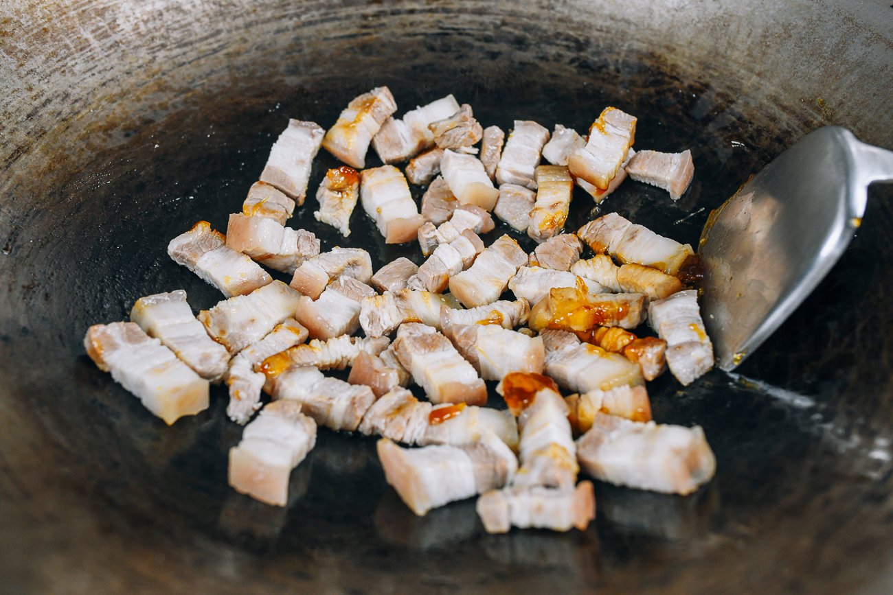 browning pork belly in oil and rock sugar