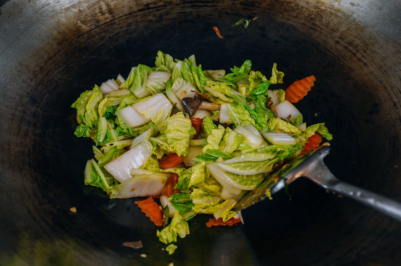 Stir-frying napa cabbage and other vegetables
