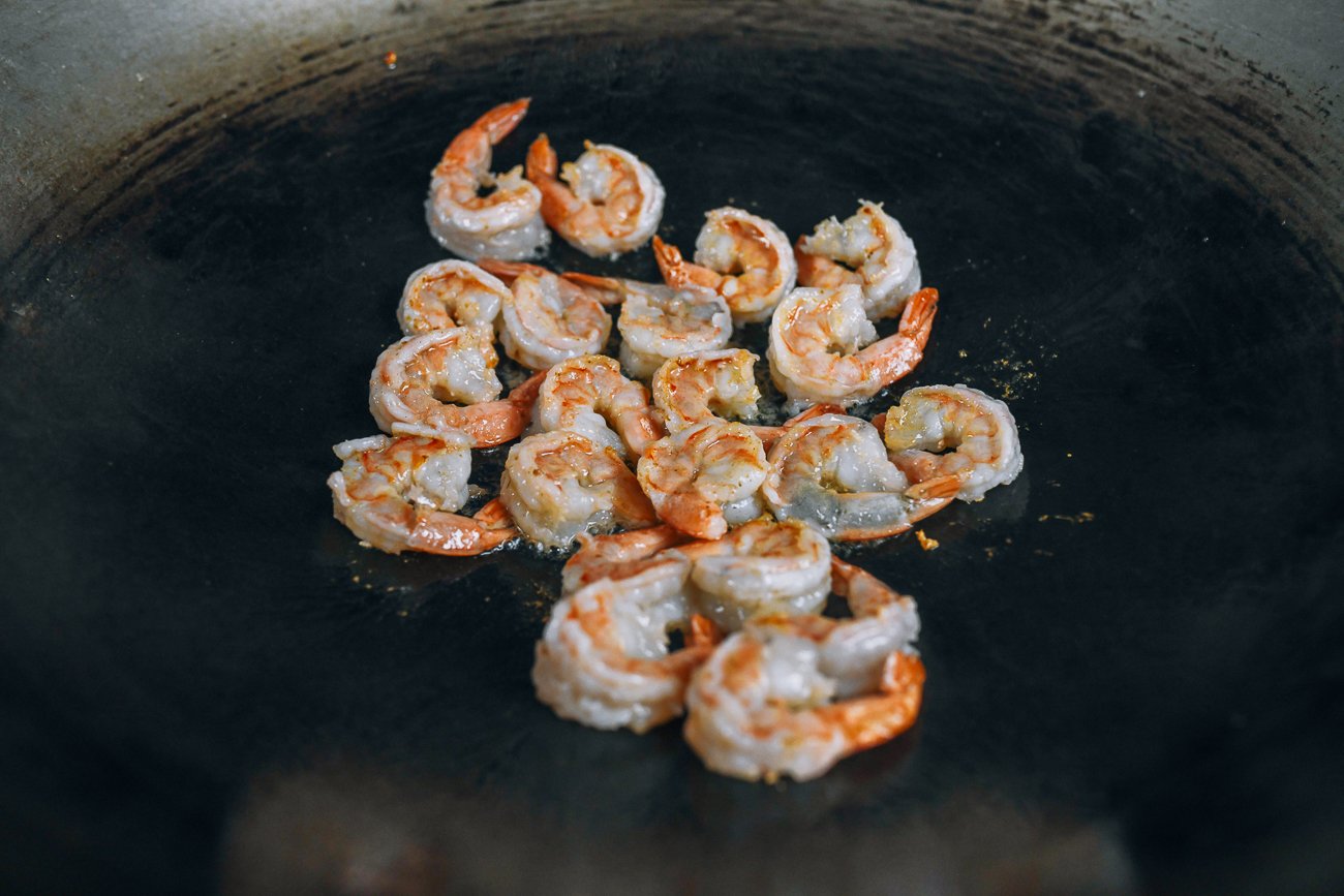 searing shrimp in wok