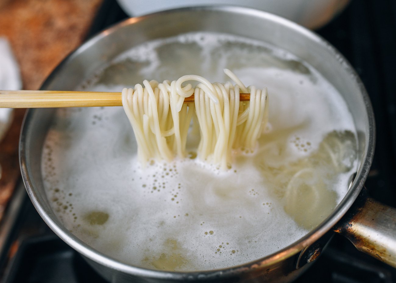 boiling chinese wheat noodles