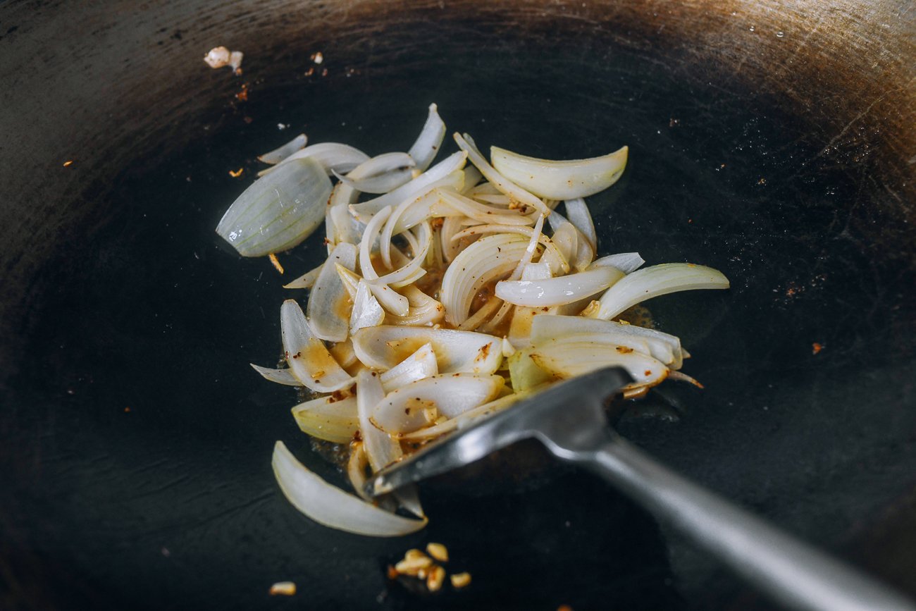 garlic and onion in wok