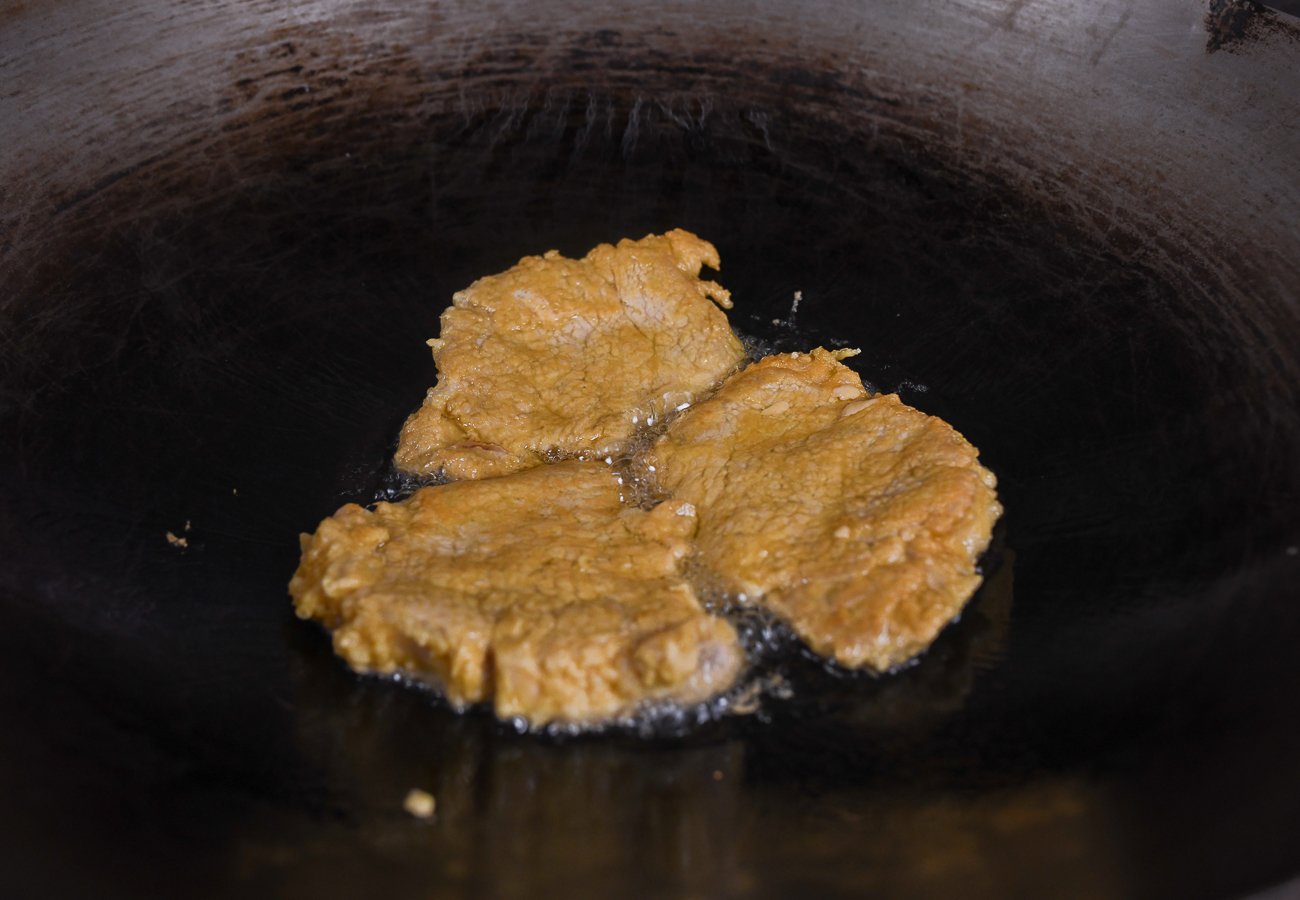 frying pork chops in wok