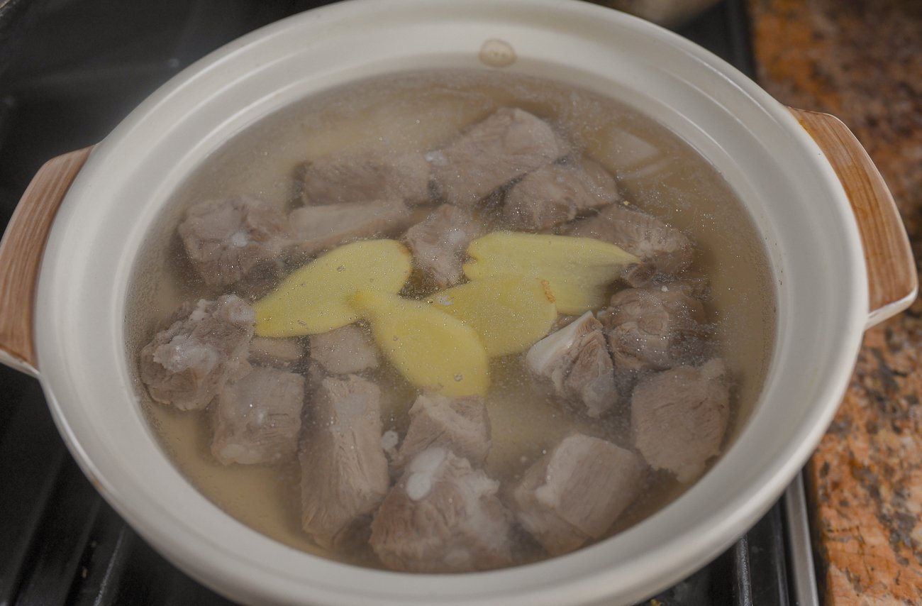 pork ribs and ginger in soup pot with water