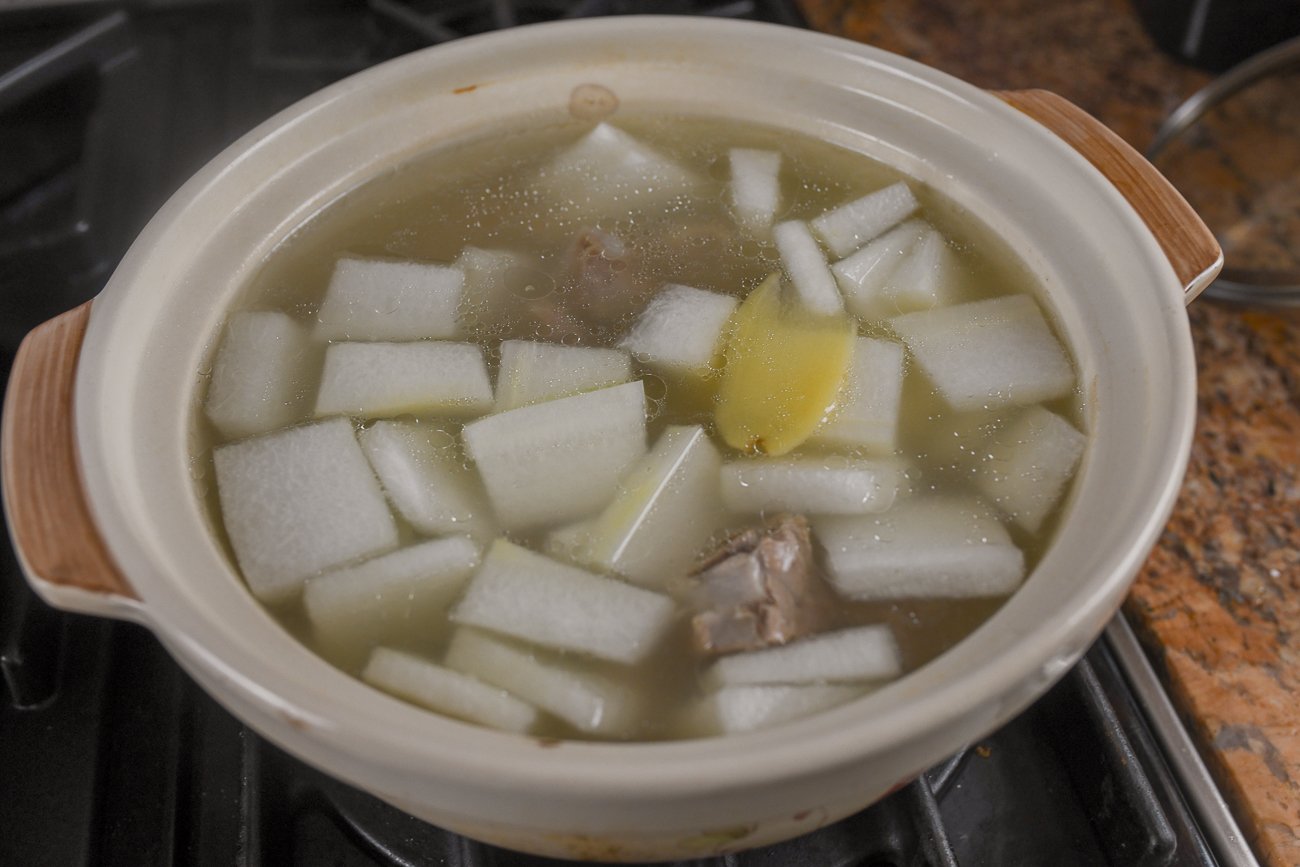 winter melon in soup pot with pork ribs