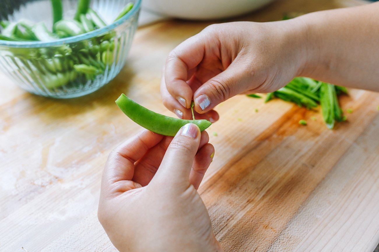 Removing tough string from sugar snap pea