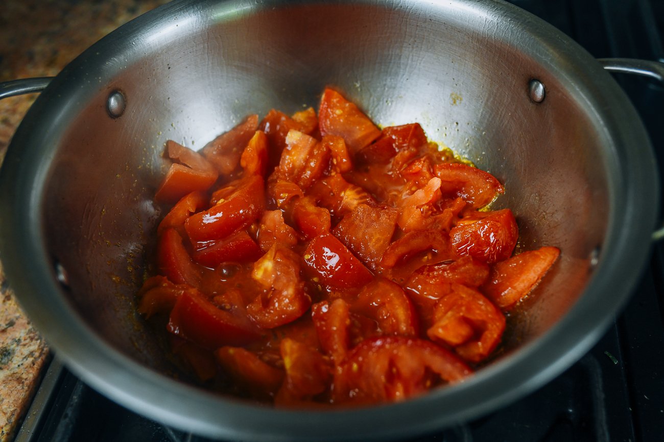 Cooking tomatoes in pot