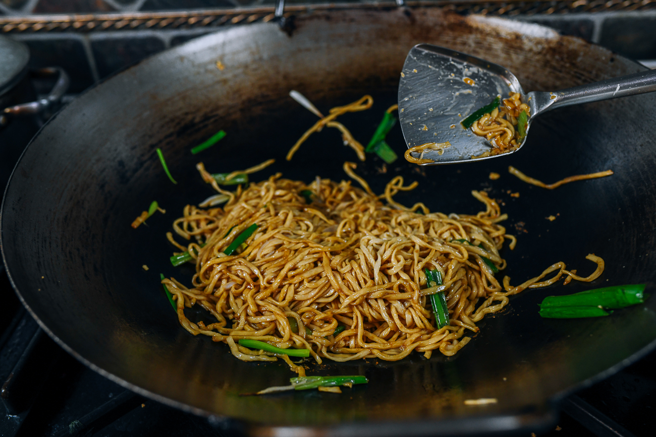 stir-fried yee mein in wok