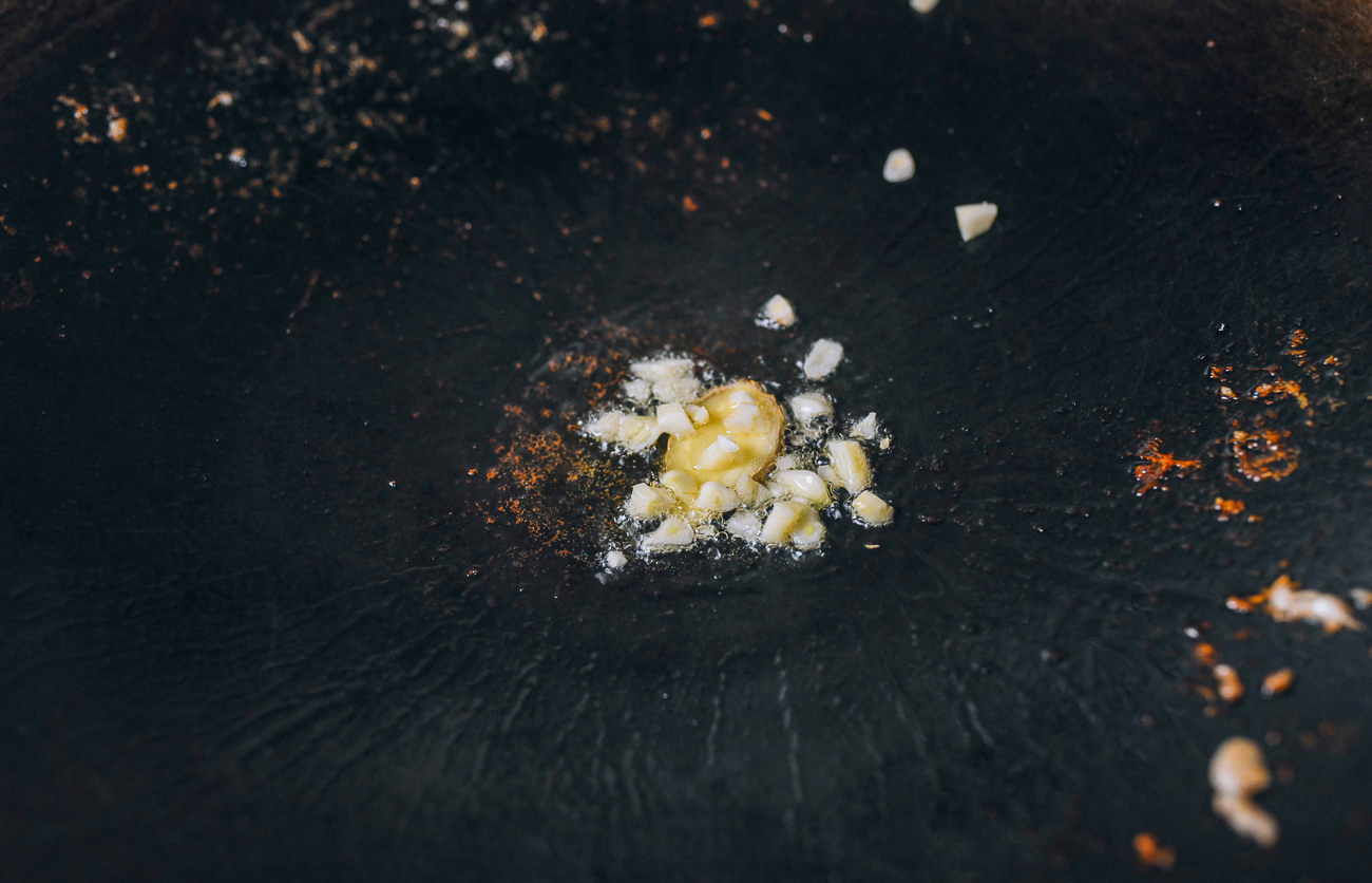 ginger and garlic in wok