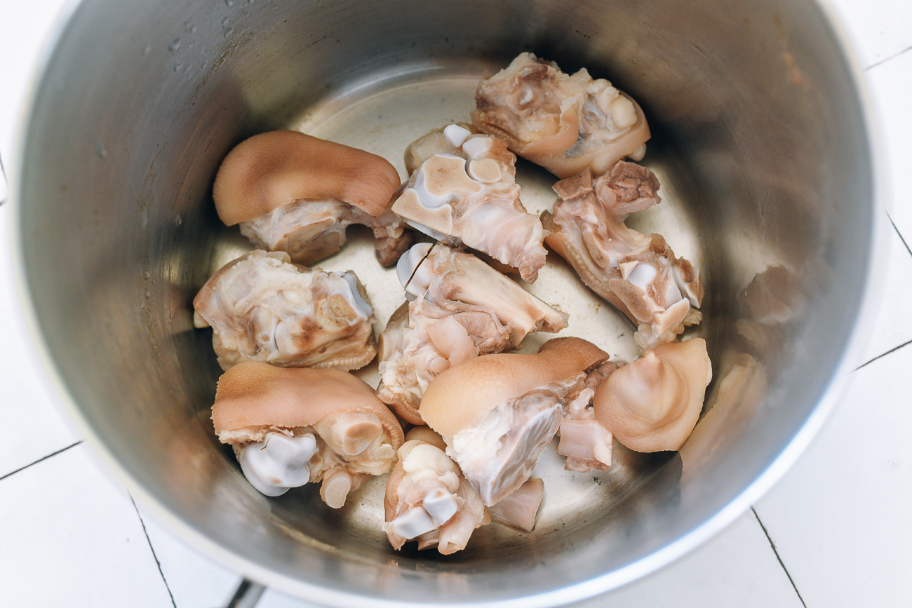 blanched pig feet in clean soup pot