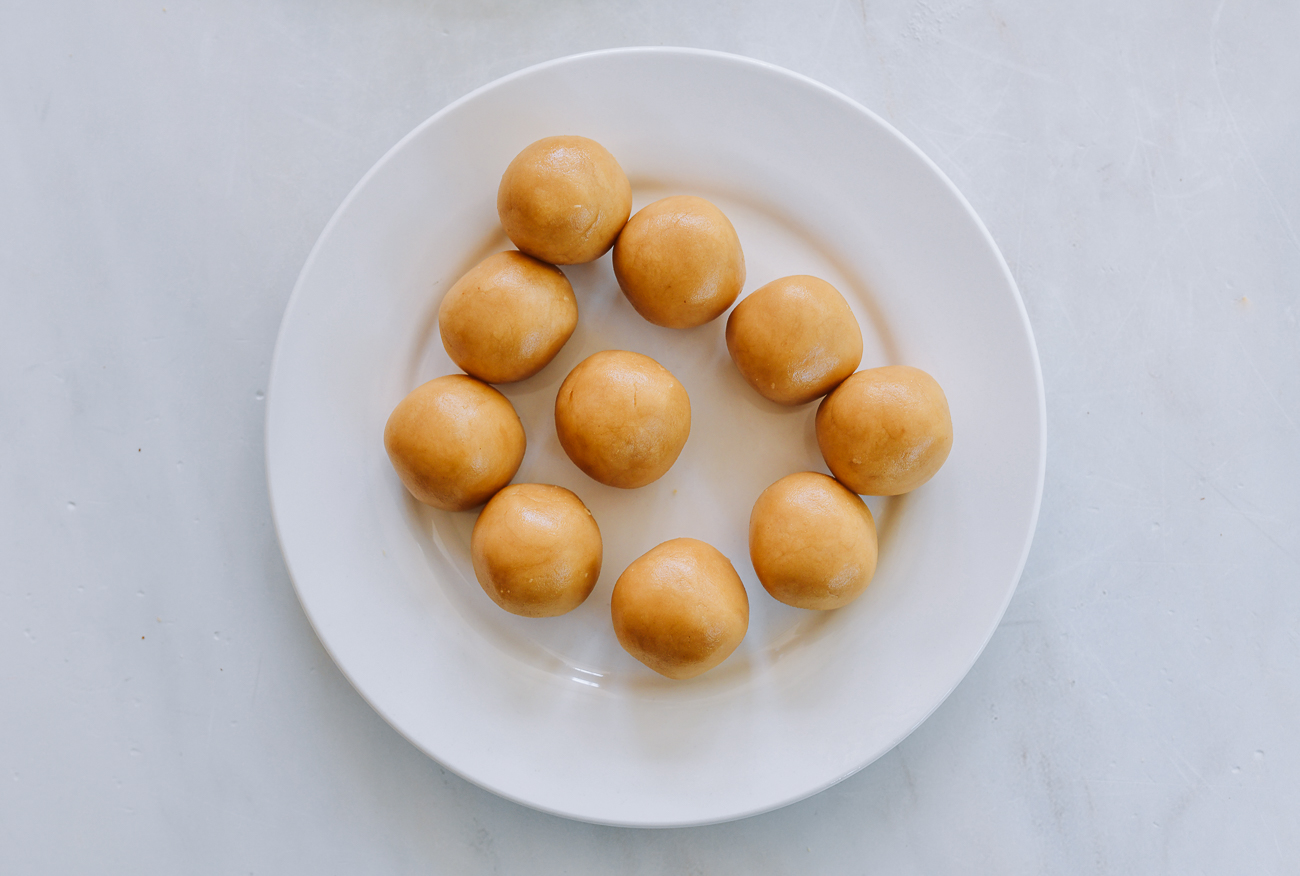 ten dough balls of equal size to make mooncakes