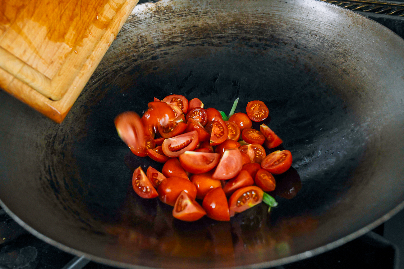 cooking tomatoes in wok