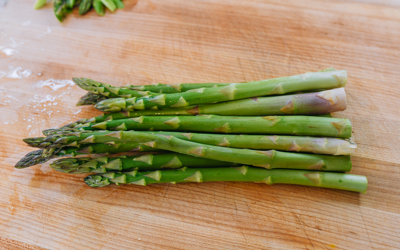 asparagus on cutting board
