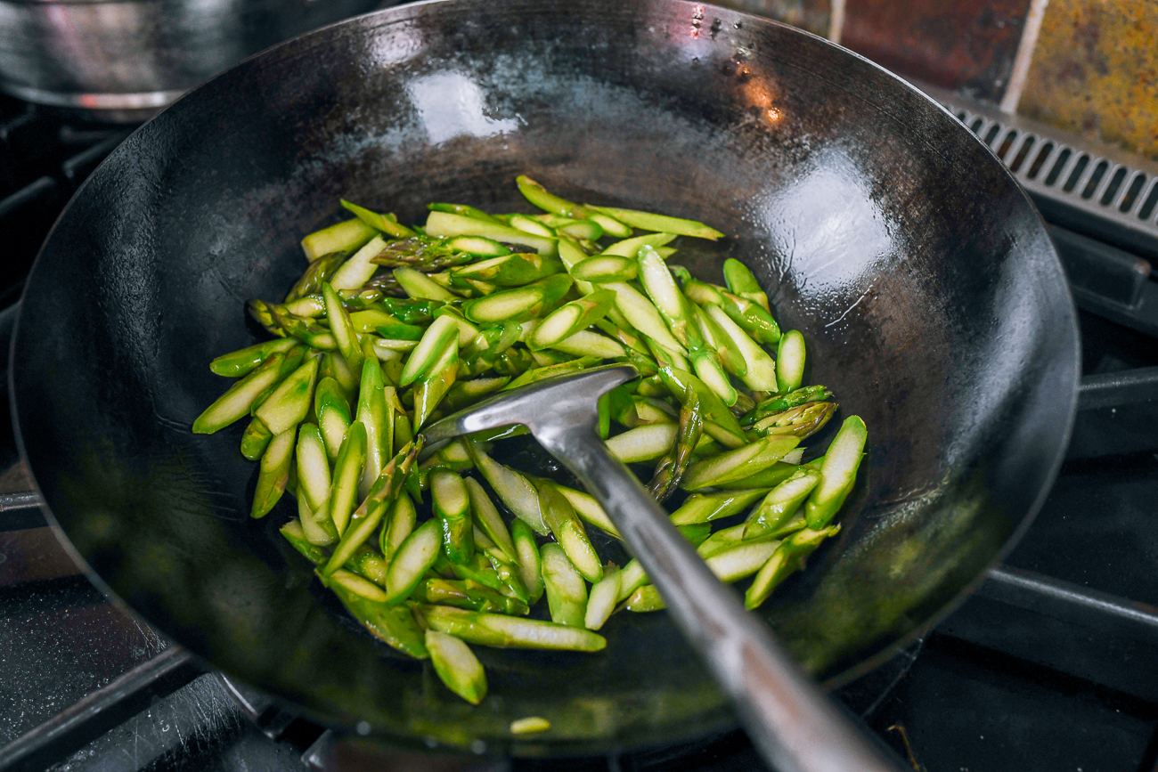 asparagus in wok with oil