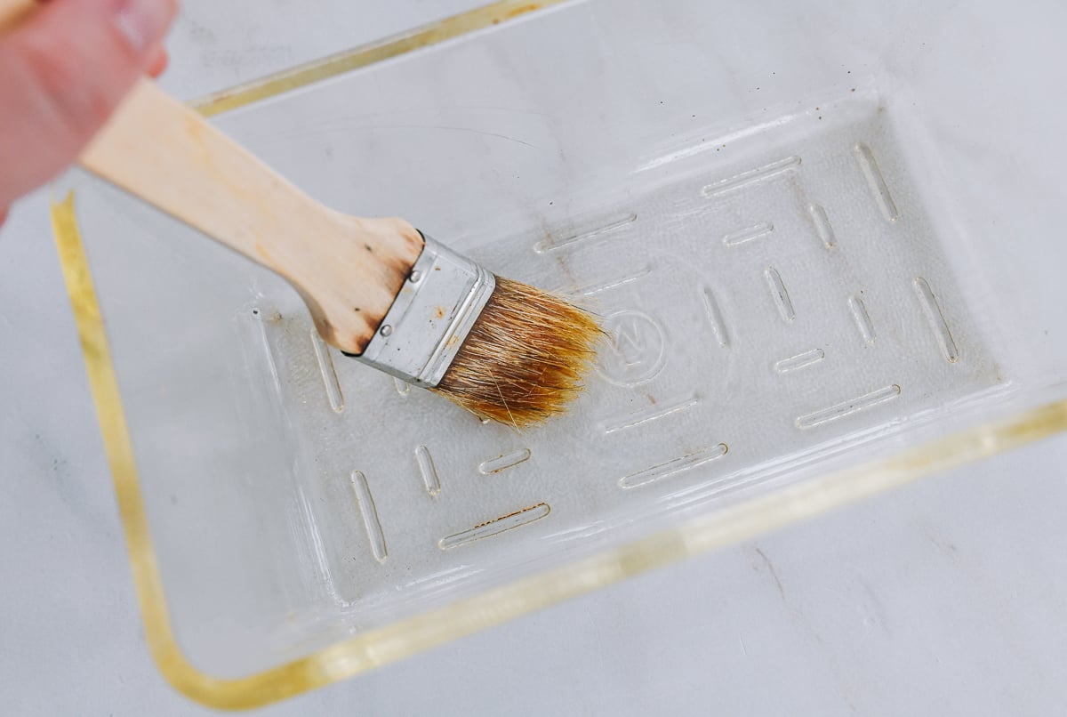 kepimo formą patepame aliejumi