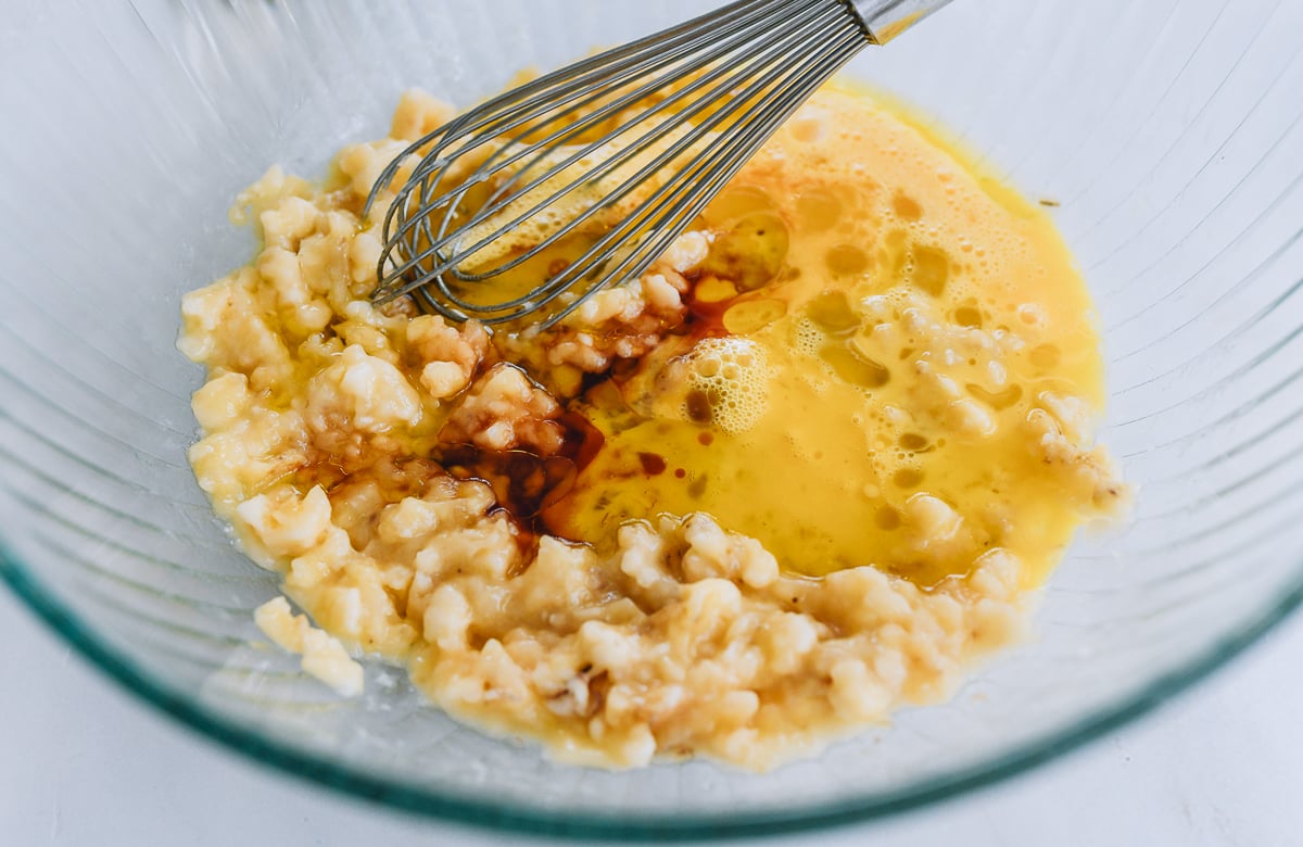 į bananą įdedant išplaktą kiaušinį ir kvapiąsias medžiagas