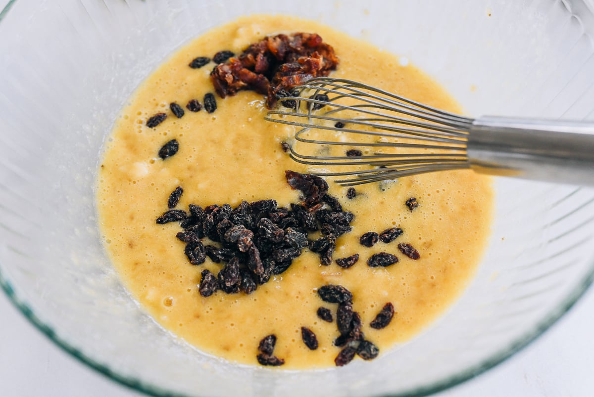 džiovinti vaisiai dedami į tešlą