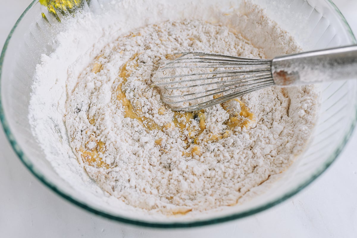 išsijotus sausus ingredientus suberiame į tešlą dubenyje