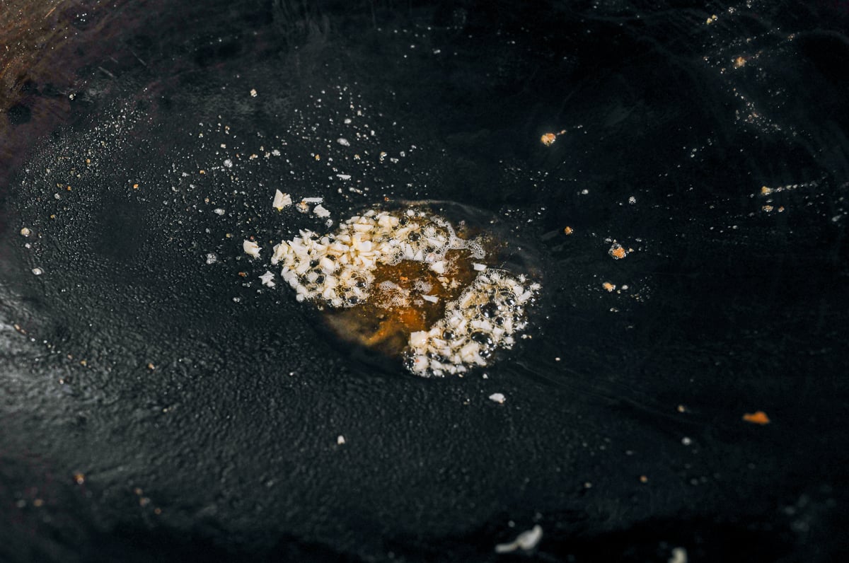 cooking garlic in oil