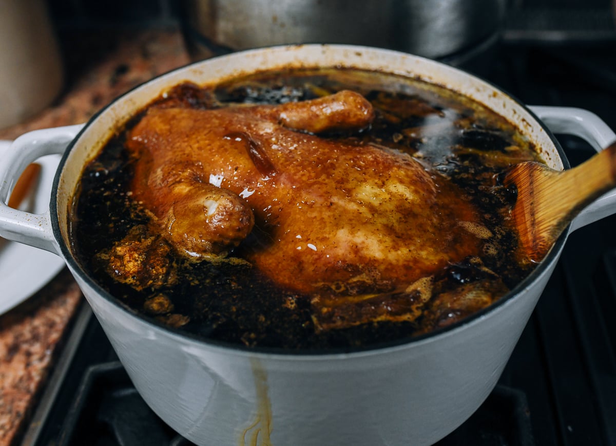 whole duck braising in pot master sauce