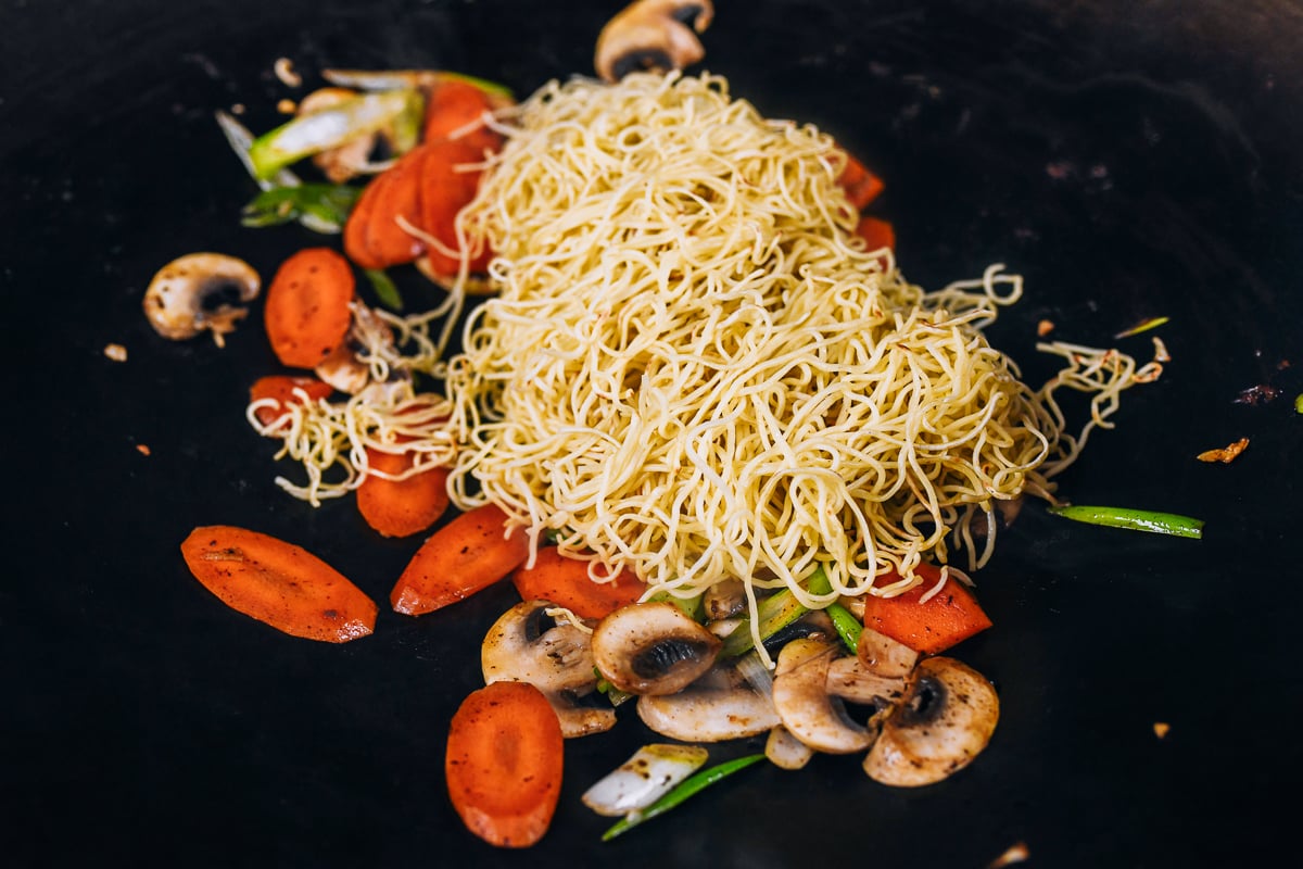 Honkongo makaronai wok keptuvėje su daržovėmis