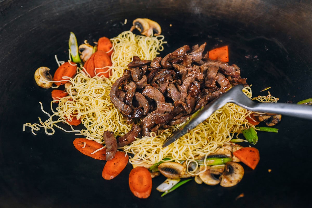 apkepta jautiena, dedama į makaronus ir daržoves