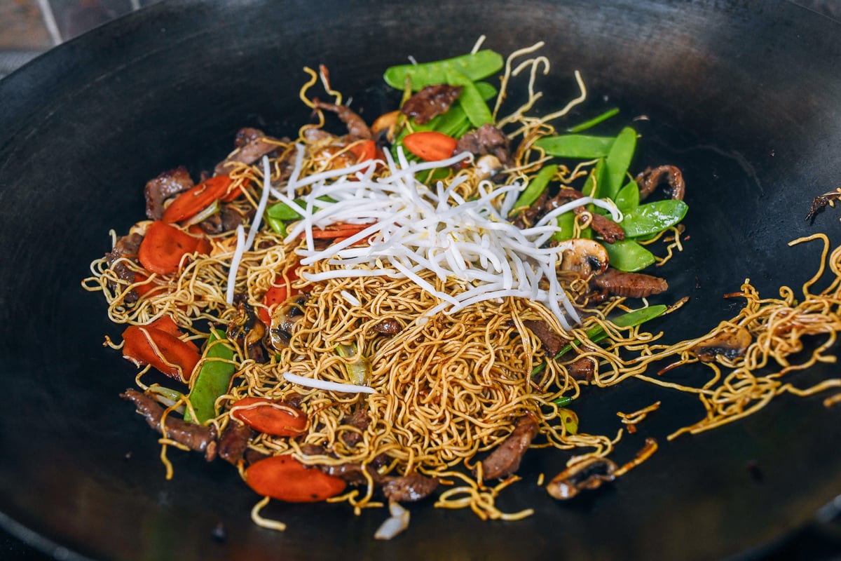 į makaronus dedami žirniai ir mung pupelių daigai