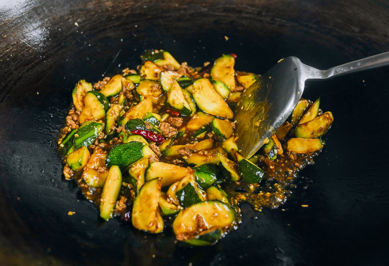 stir-frying zucchini with garlic sauce
